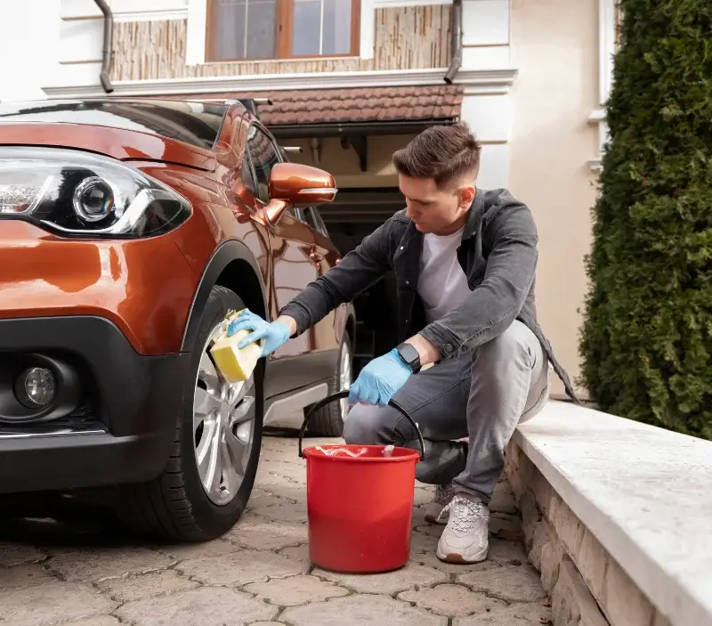 Lavage auto à domicile Villiers-Fossard : professionnel intervenant sur un véhicule